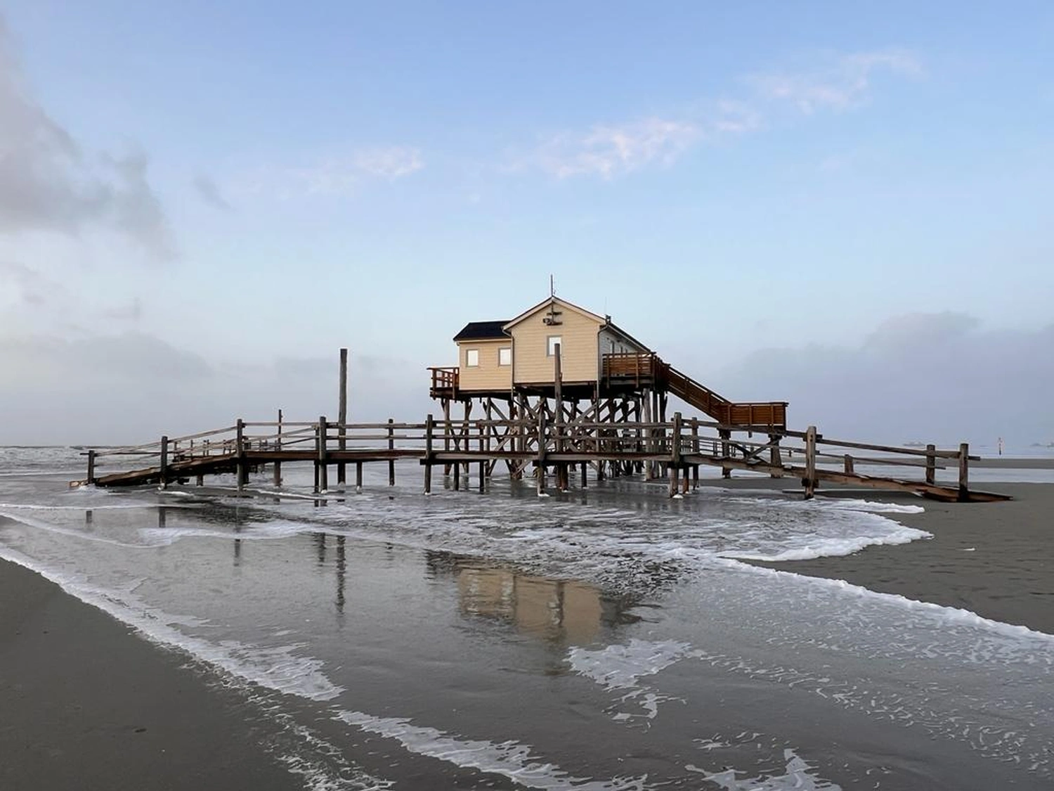 Pier 21 FINE LOFTS, Badezimmer, Flaschen auf Waschbeckenablage